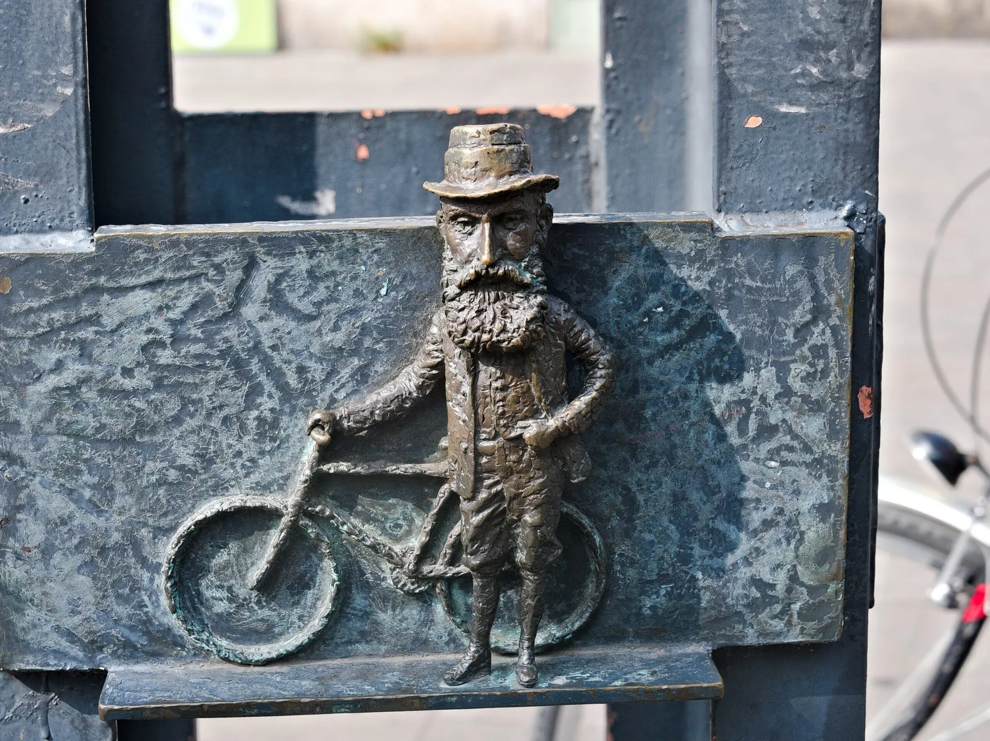 A miniature statue by Mihály Kolodko